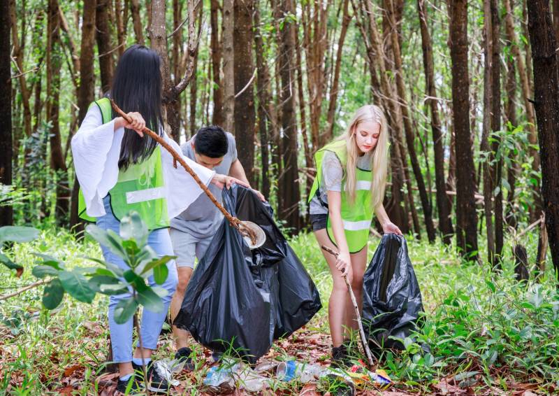 Femmes qui nettoient la nature, écologistes mises en avant