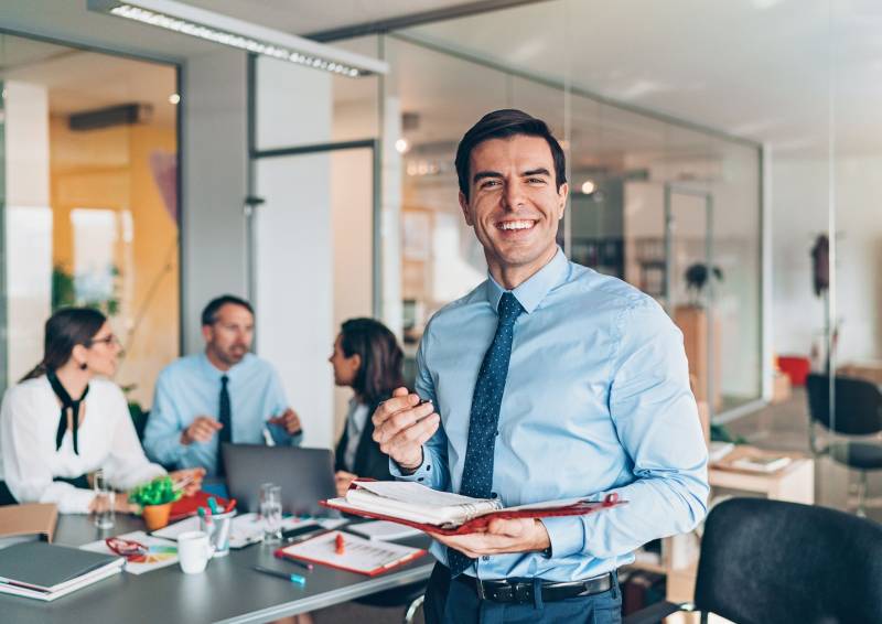 Homme qui sourit dans un bureau d'entreprise