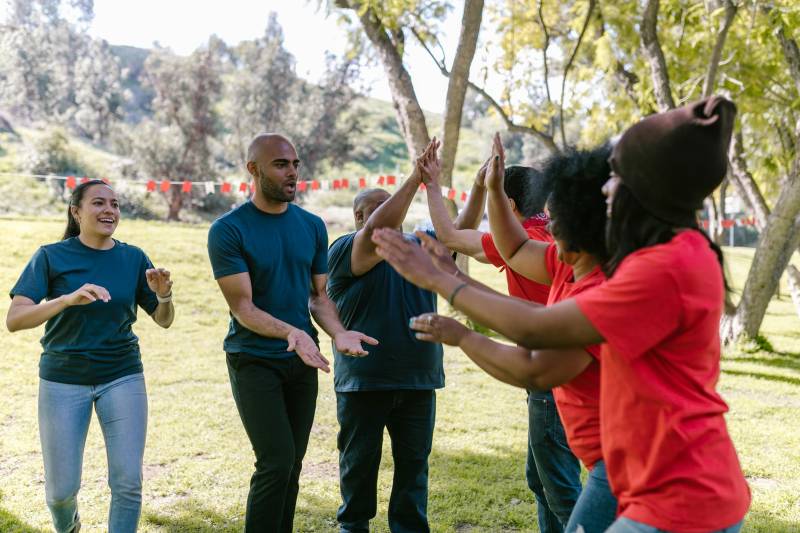 Jeux en plein air d'équipe pendant un séminaire d'entreprise
